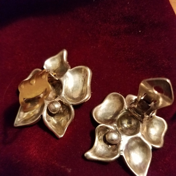 Charming "Plumeria" Flower Earrings...Vintage. - Picture 5 of 5